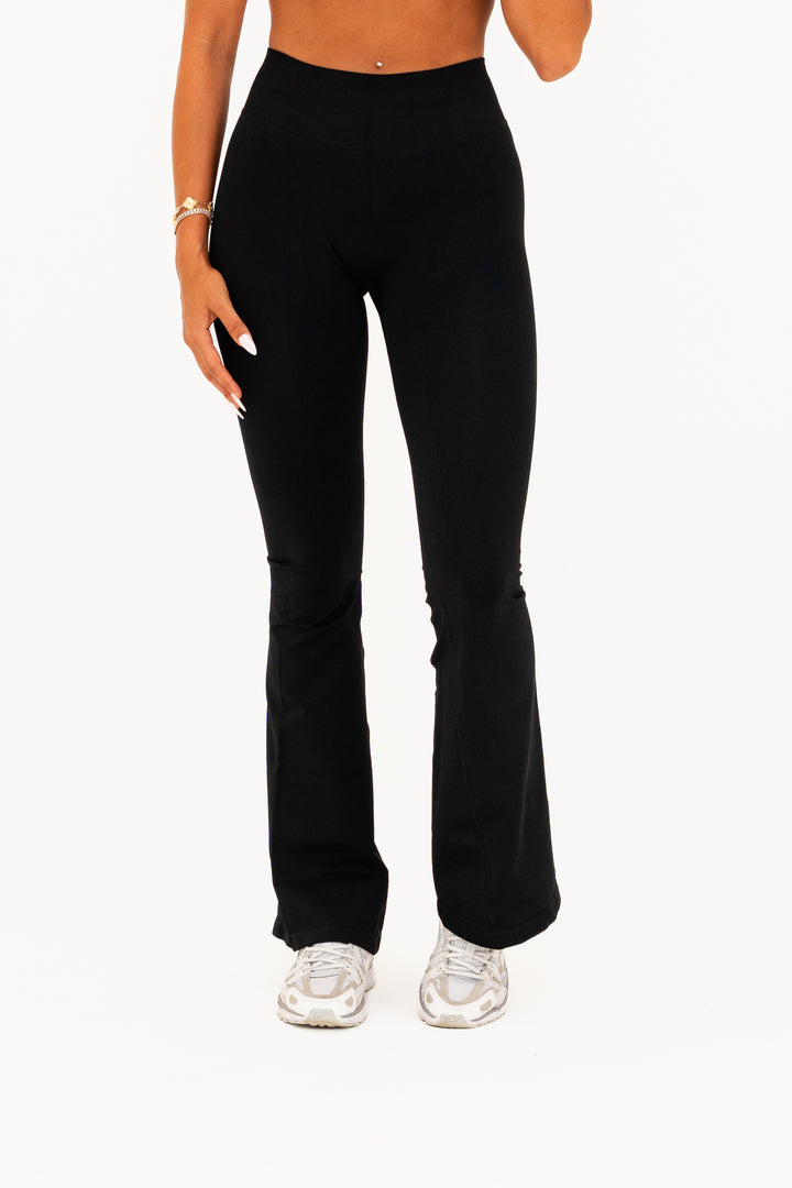 SCULPTFORM Seamless Flared Leggings - Black – VIPR Active